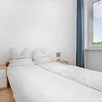 2 Bedroom Lovely Home In Jaroslawiec بيت للعطل